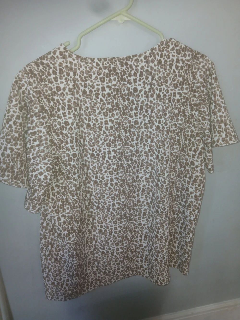 Ellen Tracy Beige Leopard Print Short Sleeve Tee